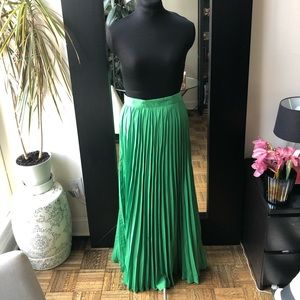 Pleated green maxi skirt - Never worn